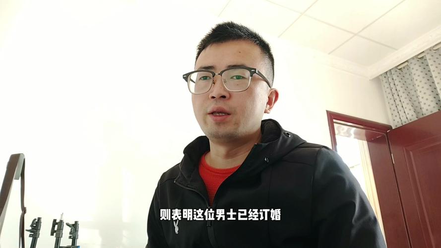 男生中指戴戒指说明什么