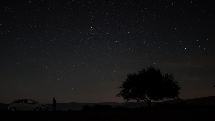 繁星中摇摇欲坠的意思是什么