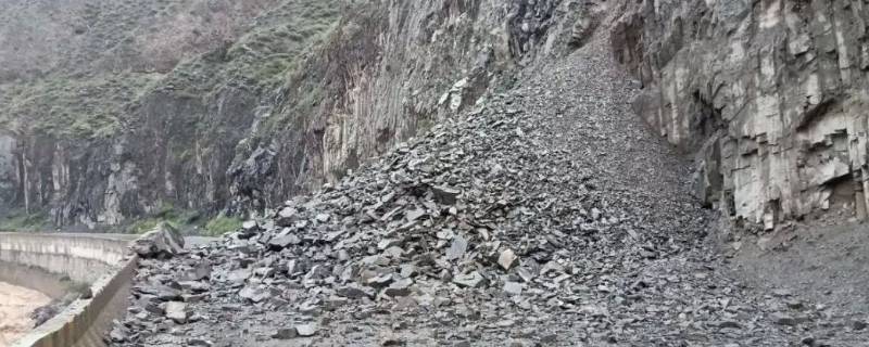 在野外露营时怎样防泥石流