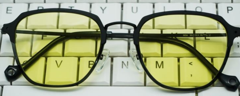 戴蓝光眼镜看手机会有保护吗-墨子百科 戴蓝光眼镜看手机会有保护吗